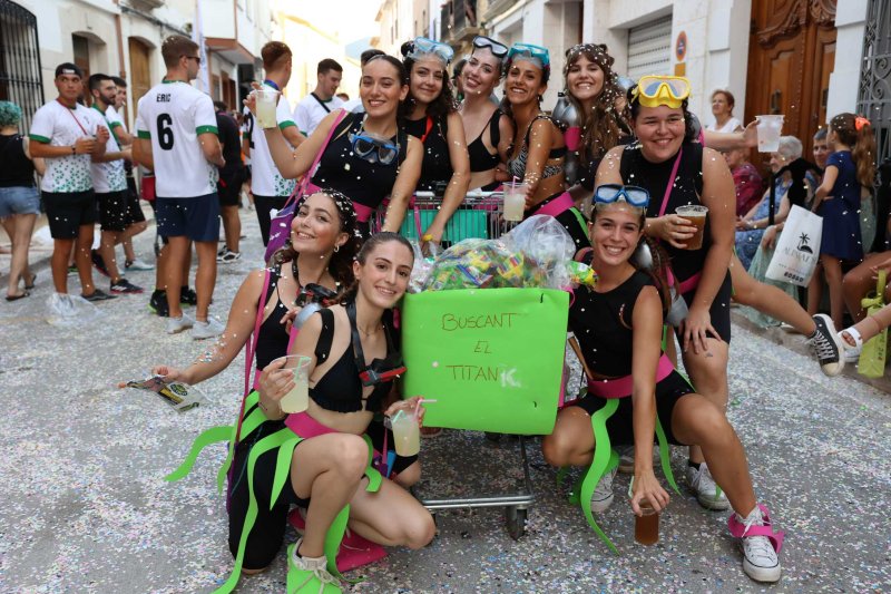 Les carrosses de Gata omplin el recorregut d’enginy, confeti,… i crítiques per l’entrada de bous “sorpresa” Les carrosses de Gata omplin el recorregut d’enginy, confeti,… i crítiques per l’entrada de bous “sorpresa”